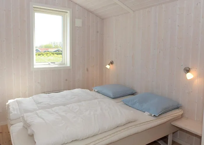 8 Person In Sydals-by Traum